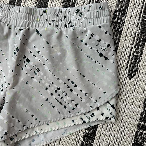 Women’s Fabletics running short size large. - Picture 3 of 4